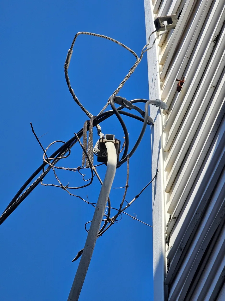 Damaged house-mounted service entrance cable, Baltimore City